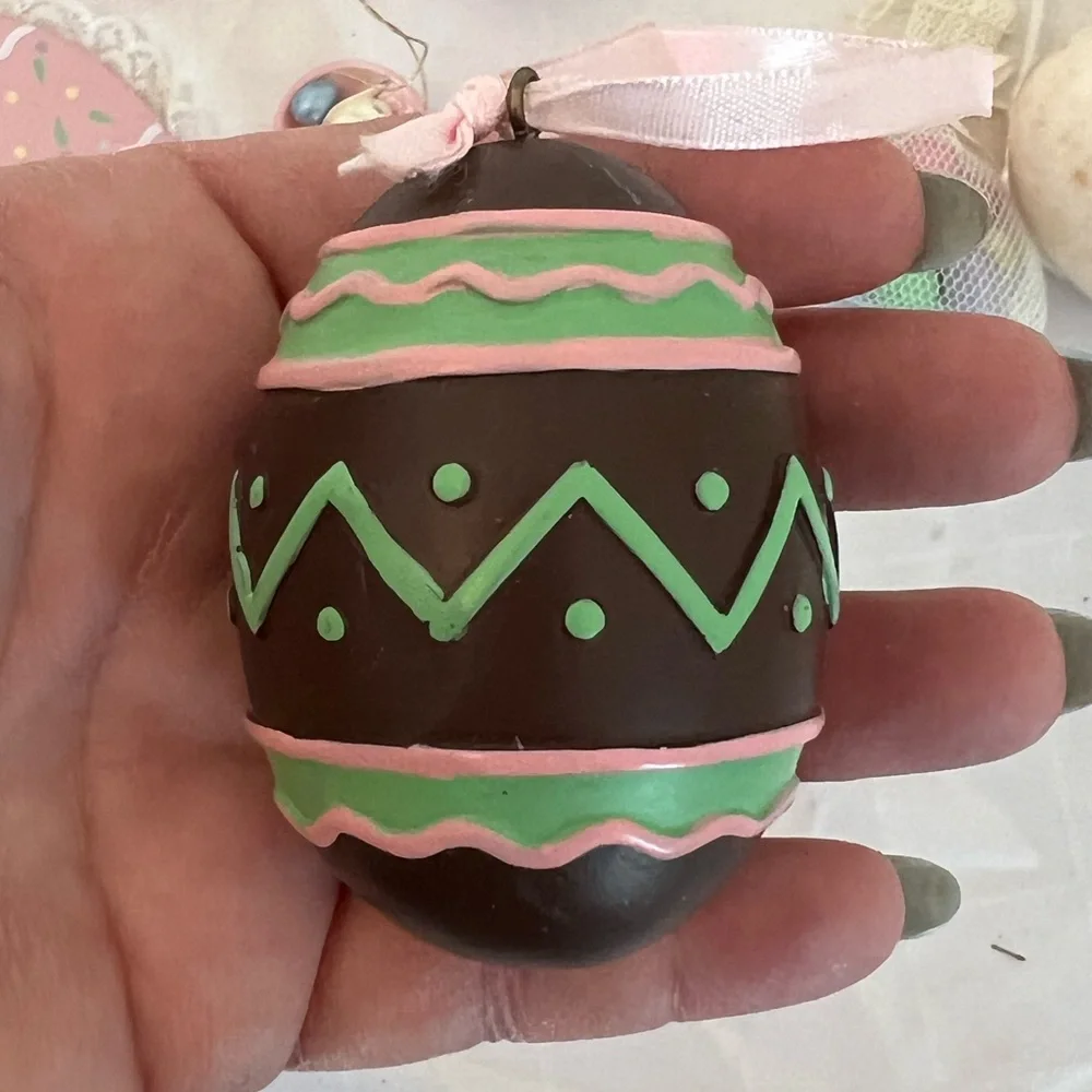 Lot of 17 vintage Easter egg decor plastic kitschy ornament porcelain crackle‎